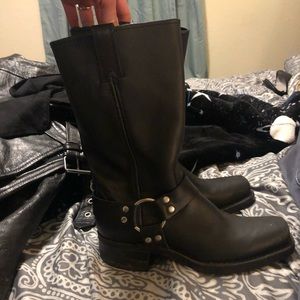 Adorable black leather FRYE boots size 8 great condition!!! Price is negotiable!